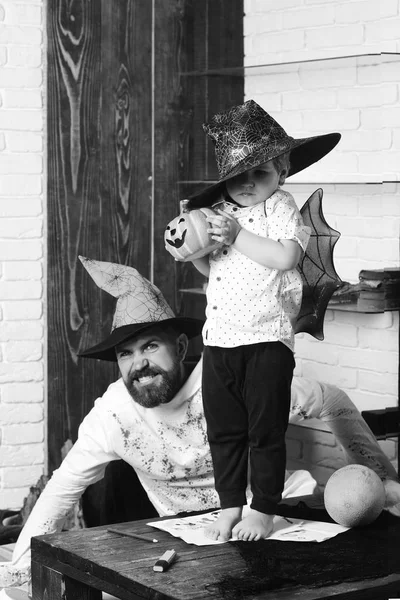 Wiedźmin i mag, że wystrój Halloween. Mężczyzna i dziecko — Zdjęcie stockowe