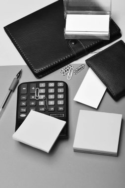 Hesap makinesi, Not defteri, iş kart sahibi, not kağıdı ve Klipler