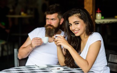 Kahve ve hoş şeyler hakkında rüya tadını çıkarmak için bir ara verelim. Çift sıcak espresso keyfini çıkarın. Her andan zevk alıyorum. Çift kafede siyah espresso kahve iç. Sabah kahvesi geleneği. Rüya gibi ruh hali