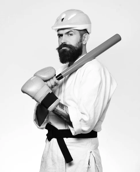 El maestro de combate se prepara para luchar. Hombre con barba —  Fotos de Stock