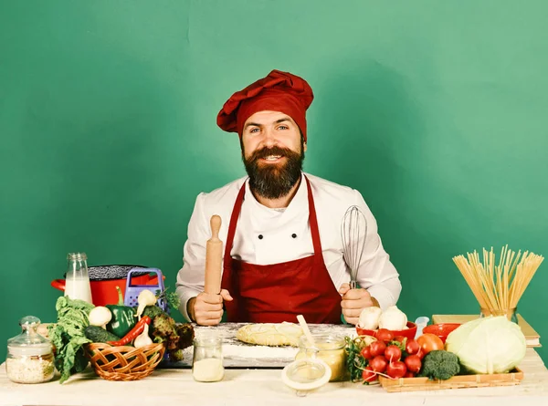 Hausgemachtes Ernährungskonzept. Mann mit Bart sitzt an Arbeitsplatte — Stockfoto