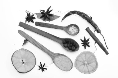 Beyaz arka planda bir dizi kuru baharat. Yiyecek sanatı kavramı.