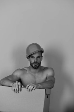 Baştan çıkarma ve hareket konsepti. Sakallı adam yalnız.