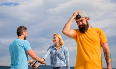 Hipster pişman gözümün önünde çift aşık. Hipster kıskanç ve pişman hissettiriyor. Dostum pişmanlık ona gitmek istemedim. O başka bir adamla çıkıyor. O benim olmalı. Gitmesine nasıl izin verirsin