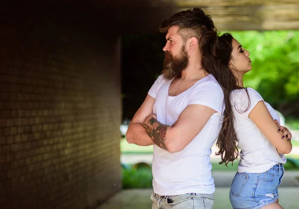 Pareja enamorada no puede encontrar el mismo punto de vista. Un par de problemas de relación. Chica atractiva morena barbuda hipster hombre de pie atrás porche subterráneo cruce. La pareja tiene desacuerdos — Foto de Stock