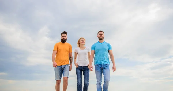 Amistad probada durante años. Tener personas adecuadas cerca se siente como energía sobrenatural. United trío verdaderos amigos. Amigos desde la infancia. Hombres y mujeres camina dramático cielo nublado fondo —  Fotos de Stock