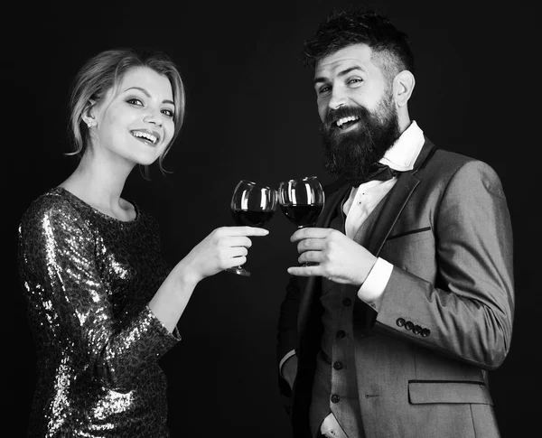 Pár v lásce drží sklenice červeného vína — Stock fotografie