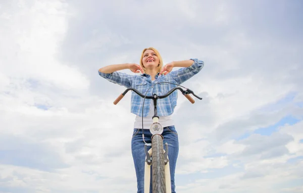 Pasatiempo en bicicleta y la mejor manera de relajarse y reducir el estrés. Chica relajada y libre sentarse en bicicleta. Principales beneficios mentales del ciclismo. El ciclismo cotidiano te hace más feliz. Mujer disfrutar de la libertad mientras se monta — Foto de Stock