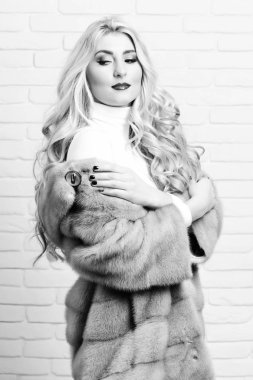 Yakışıklı, sakallı ve bıyıklı bir pilot ciddi bir yüzle elinde klasik süet deri yelek, beyaz tuğla duvarlı gözlüklü bir bardak alkollü kokteyl tutuyor...