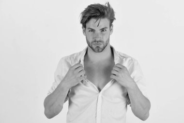 Pembe tişörtlü ve dağınık saçlı adam.