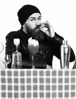 Alkollü beyaz bir hippi ya da taze bir kokteyl.