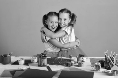 Çocuk boya guaj ve renkli ileti örneği