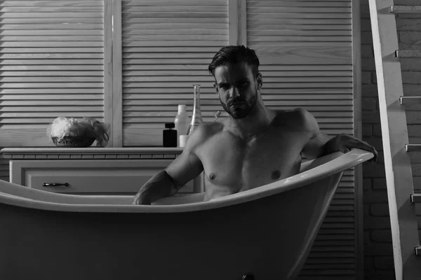 Macho sentado desnudo en la bañera con mirada seductora —  Fotos de Stock