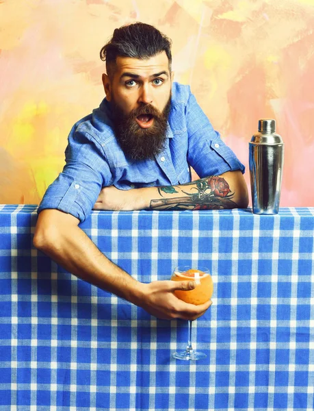 Brutale hipster caucasico con alcol tropicale cocktail fresco — Foto Stock