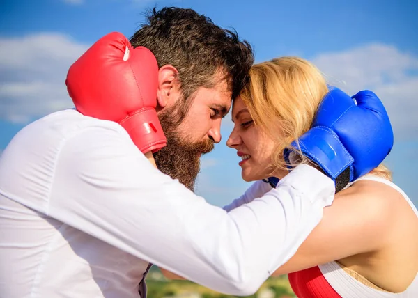 Reconciliación y compromiso. Lucha por tu felicidad. Hombre y chica se abrazan felices después de la pelea. Pareja en el amor guantes de boxeo abrazo cielo fondo. Quarrel y poner concepto. Vida familiar felicidad —  Fotos de Stock