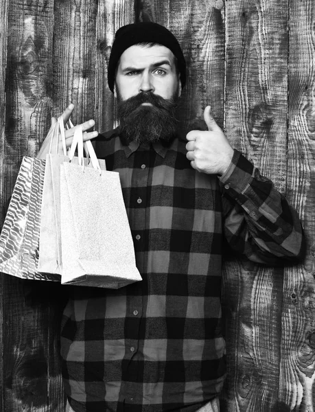 Barbudo brutal hipster caucásico con bigote celebración de paquetes de compras —  Fotos de Stock