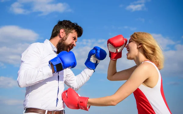 男人和女人打拳击手套蓝天背景。在对抗中捍卫你的观点。相爱的情侣打架。关系和家庭生活作为日常斗争。关系作为奋斗概念 — 图库照片