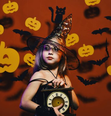 Siyah şapkalı küçük cadı. Ürkütücü cadı kostümlü çocuk.