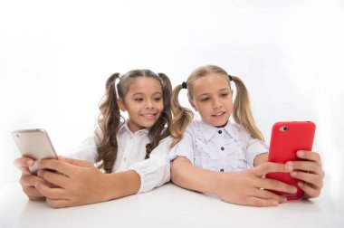 bloglama okulda. küçük mutlu kızlar blogging üstünde smartphones. küçük kızlar okula geri. hayat kolaylaşır teknolojileri