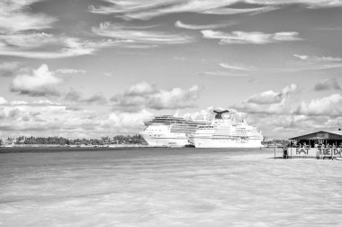 Nassau, Bahamalar - 07 Ocak 2016: yolcu gemilerine liman. Ocean gömlekleri güneşli mavi gökyüzü üzerinde Karayip Denizi'nde. Yaz tatil tropikal adada. Su ile seyahat. Yolculuk tutkusu macera ve keşif