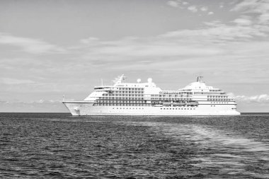 Büyük üzengi cay, Bahamalar denizde gemi. Mavi deniz manzarası üzerinde okyanus gemisi. Su taşıma, gemi. Macera, keşif, yolculuk. Yaz tatili, Yolculuk tutkusu.