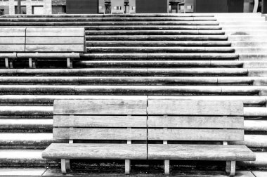 Bankların üzerinde taş merdivenle Hamburg, Almanya