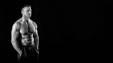 Vücut geliştirme kavramı. Güçlü vücut geliştirmeci atletik fitness adam sonra vücut geliştirme eğitim, siyah ve beyaz, kopya boşluk oluşturmaktadır. adam.