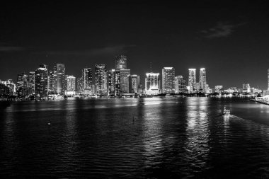 Miami, Florida, ABD skyline Biscayne koyda. parlak görünümünü Miami downtown