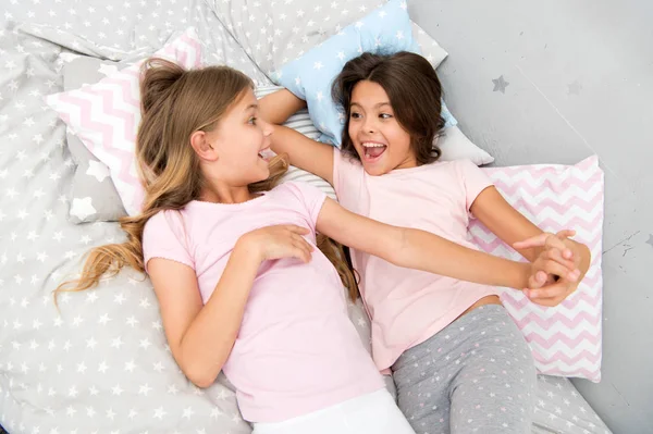 Καλημέρα και υγιεινό ύπνο. κοριτσάκια λένε καλημέρα μεταξύ τους. μικρά κορίτσια στο κρεβάτι μετά από υγιή ύπνο. — Φωτογραφία Αρχείου