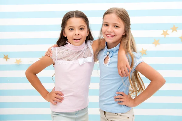 Gelukkig childrens dag. kleine meisjes klaar om te vieren de dag van de gelukkige kinderen van de kinderen. jeugd. kleine meisjes omarmen en glimlachen. — Stockfoto