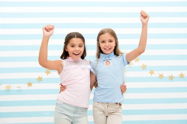 De partij van de verjaardag. verjaardagsfeestje van kleine gelukkig meisjes. kleine gelukkig meisjes omarmen en glimlachen bij viering. — Stockfoto