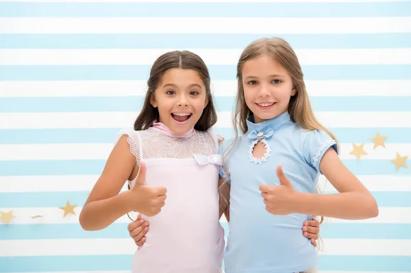 Hoge kwaliteit. kleine meisjes Toon thumbs ups als symbool van hoge kwaliteit. succes. kleine meisjes zijn beste vrienden. — Stockfoto