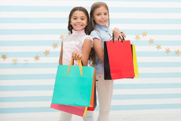 Prezenty na urodziny. małych szczęśliwy dziewcząt i dzieci w szkole z przedstawia urodziny. małych dziewczynek szczęśliwy z torby na zakupy na rynku szkoły. — Zdjęcie stockowe