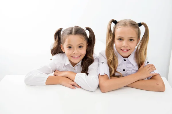 E Lernen. glückliche Kindheit oder niedliche kleine Mädchen. e Lernen für kleine Mädchen isoliert auf weiß. — Stockfoto