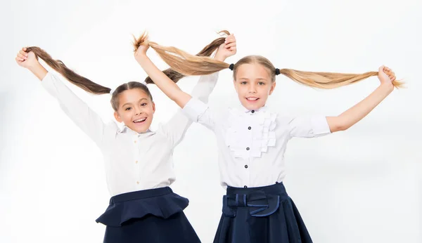 У маленьких девочек длинные волосы. Школьные дети. Счастливые дети любят здоровые волосы. Парикмахерская наша страсть. — стоковое фото