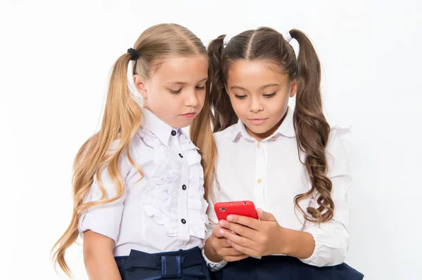 Los niños pequeños dependen del teléfono móvil. Las niñas SMS de texto con el teléfono móvil. depender . — Foto de Stock