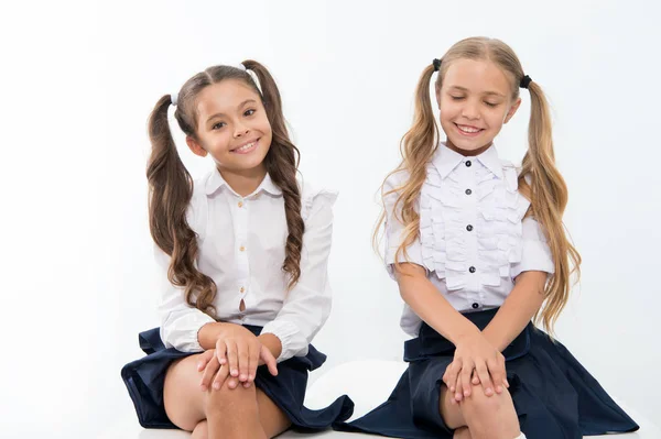 어린 소녀들은 교복을 입고 미소짓습니다. 학교로 돌아오는 어린 소녀들 — 스톡 사진
