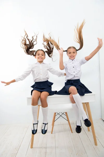 Meninas pequenas com cabelo saudável limpo depois de usar shampoo crianças. Shampoo faz o nosso cabelo mais forte. meninas pequenas com cabelos longos. — Fotografia de Stock