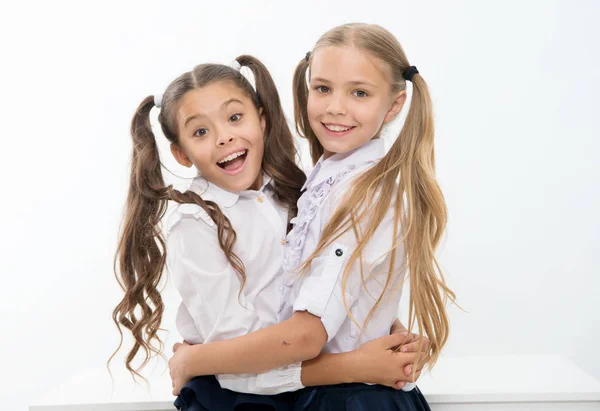 Las amigas felices se abrazan, concepto de amistad. Una verdadera amistad es más que cualquier otra relación en la tierra. chicas felices amigos. —  Fotos de Stock