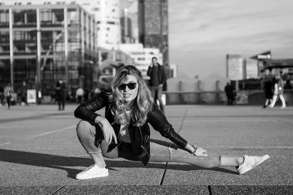 Sportlerin oder Tänzerin in Paris, Frankreich. Sinnliche Frau mit langen Haaren in Sonnenbrille und Jeans, Mode. Yoga, Pilates, Tanz, Sport. Mode, Schönheit, Look. Urlaub, Reisen, Fernweh — Stockfoto