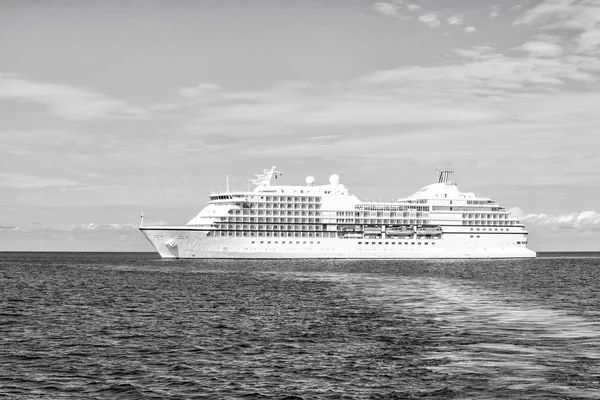 Ship in sea in great stirrup cay, bahamas. Ocean liner on blue seascape. Water transport, vessel. Adventure, discovery, journey. Summer vacation, wanderlust. — Stock Photo, Image