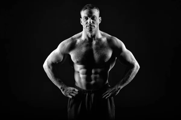 Bodybuilder man with strong upper body and arms. Bodybuilder man with six pack and ab muscle torso, black and white — Stock Photo, Image