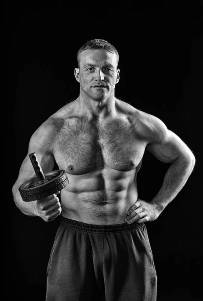 Sportsman ou l'homme avec torse athlétique tenir rouleau glissière équipement de gymnase. Entraînement et entraînement en salle de gym, noir et blanc. homme . — Photo