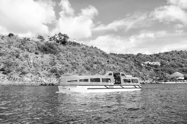 Gustavia, st. 巴兹-2015年11月25日: 船旅行在蓝色海沿海岸。水运和船舶。在海上旅行, 流浪。热带岛屿暑假 — 图库照片