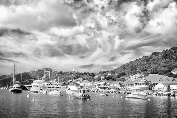 Gustavia, st. 巴兹-2015年11月25日: 游艇俱乐部或热带海港港口的船只。游艇和帆船。豪华游艇旅行。水运和船舶。在岛上的暑假 — 图库照片