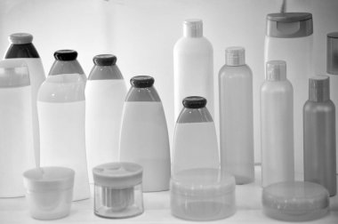 Beyaz arka plan üzerinde kozmetik ürünler için tüpler. Boş Kozmetik Tüpler kümesi. Krem ve şampuan veya jel için kaplar. Hijyen ve güzellik, kopya alanı