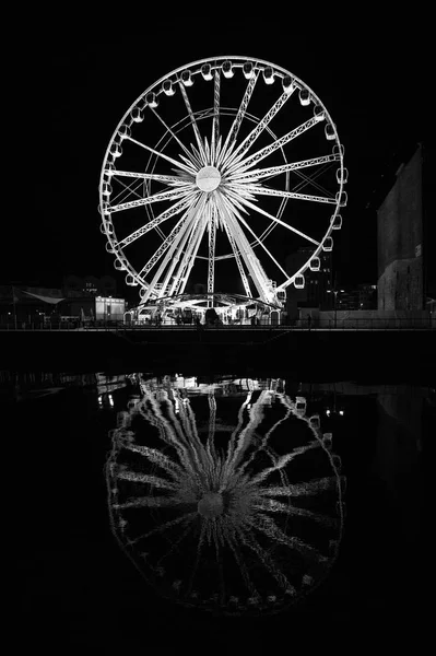 Reuzenrad in Gdansk, Polen in de nacht. Plezier attractie met verlichting en reflectie in het donkere water. Attracties en reizen. Vakantie en wanderlust — Stockfoto