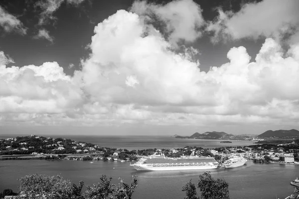 Castries, Sainte-Lucie - 26 novembre 2015 : Voyage de luxe en bateau, transport maritime. Navires de croisière dans le port sur ciel nuageux. Ville sur le rivage bleu de la mer avec paysage de montagne. Vacances d'été sur l'île — Photo