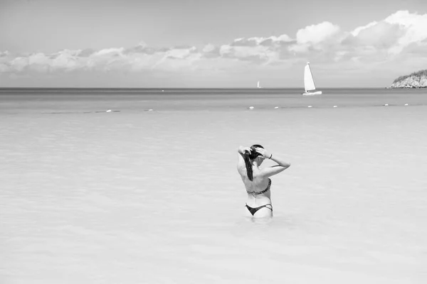 Donna in bikini sexy sulla spiaggia di mare ad antigua — Foto Stock