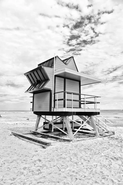 Rettungsschwimmerhaus am Sandstrand in Miami, USA. Turm für Rettungsbajwatch im typischen Art-déco-Stil. Holzhaus am Meeresufer bei bewölktem Himmel. Sommerferienkonzept. Öffentliche Bewachung und Sicherheit — Stockfoto